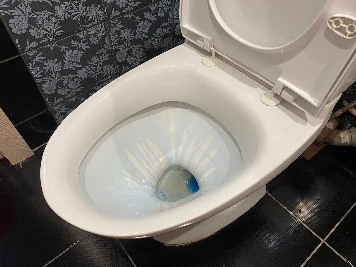 Експерти розповіли, як очистити унітаз від бруду та нальоту в домашніх умовах – лайфхак