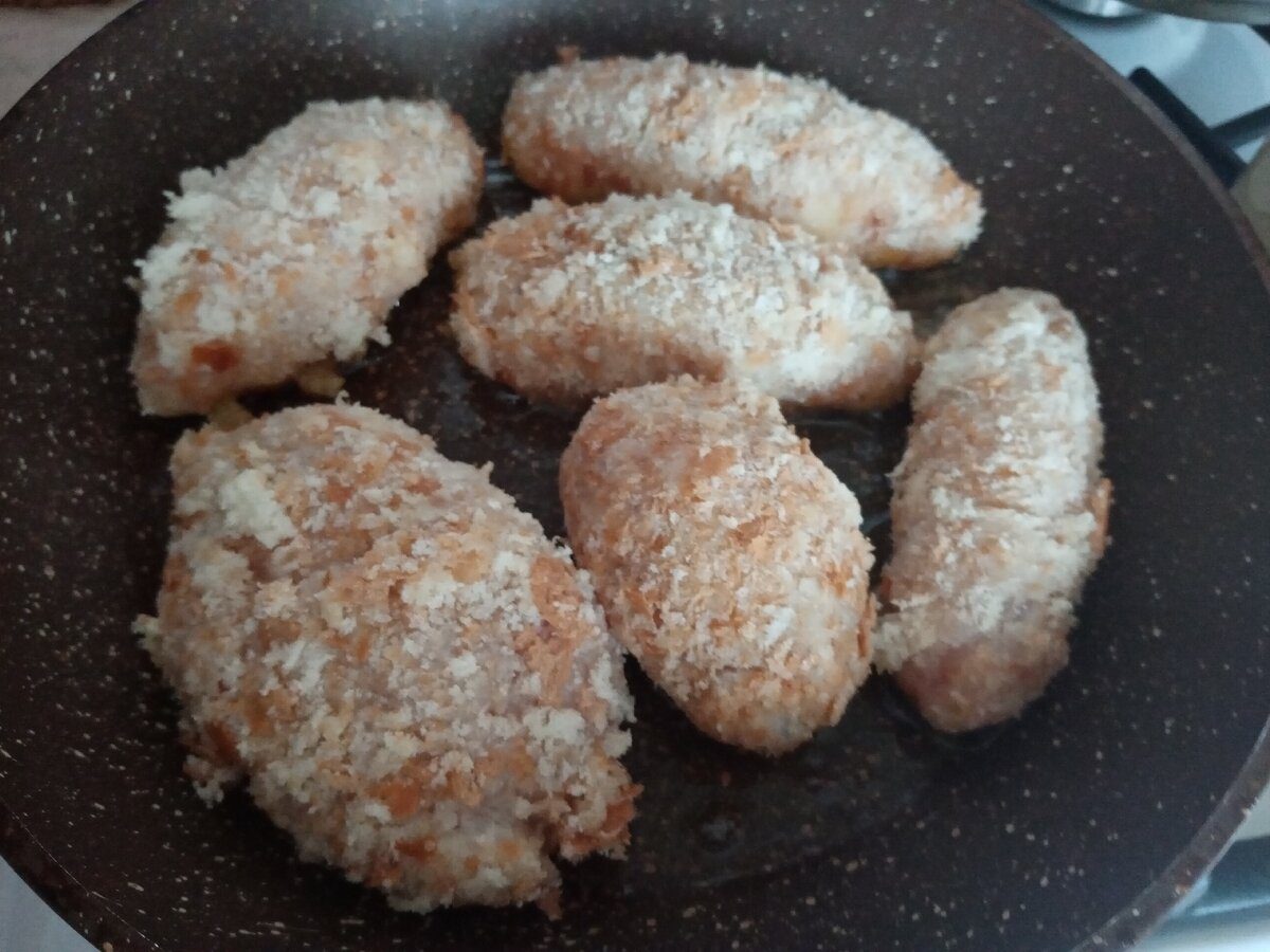 Кулінари розповіли, як швидко приготувати смачну курку в шинці на вечерю за лічені хвилини