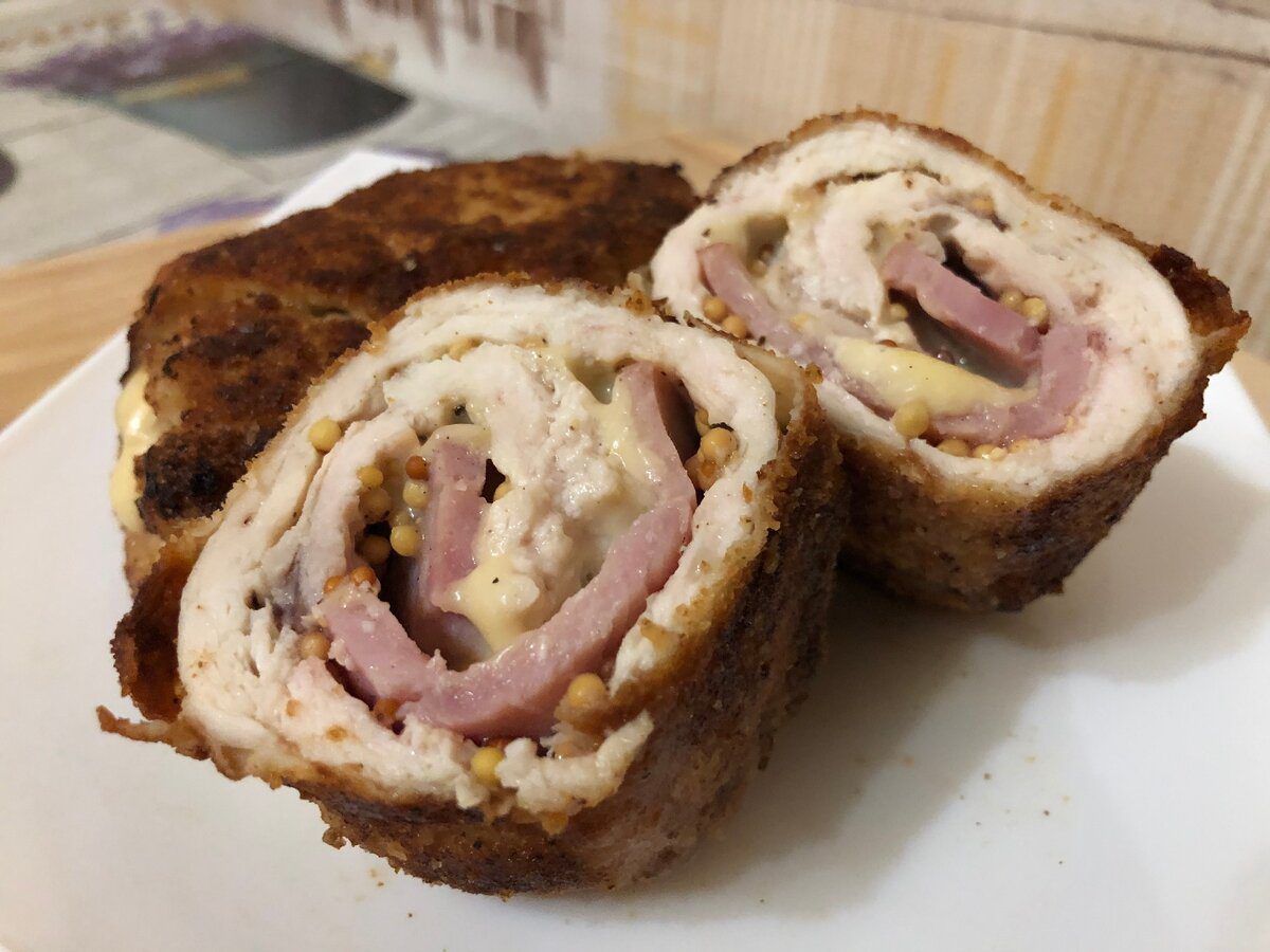 Кулінари розповіли, як швидко приготувати смачну курку в шинці на вечерю за лічені хвилини