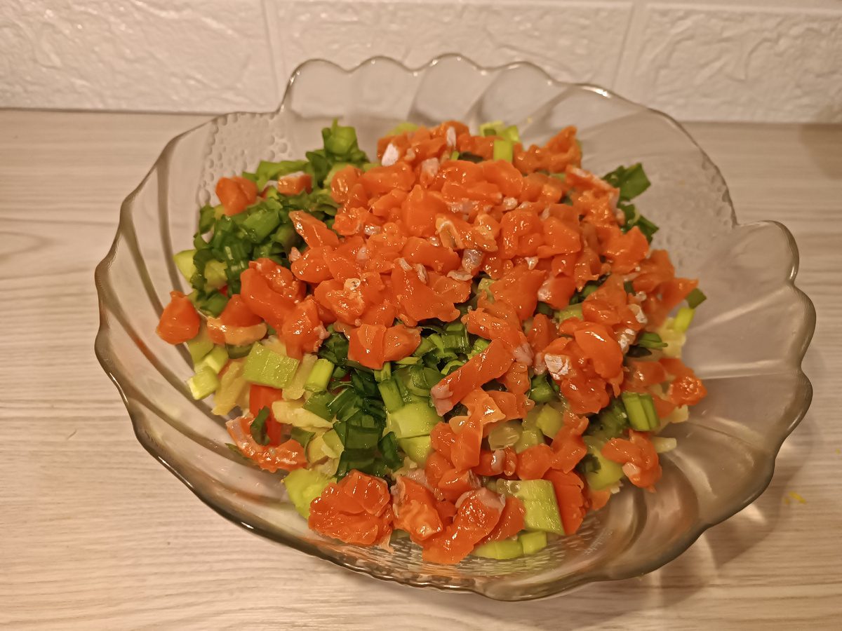 Кулінари розповіли, як приготувати смачний і насичений рибний салат до столу – рецепт