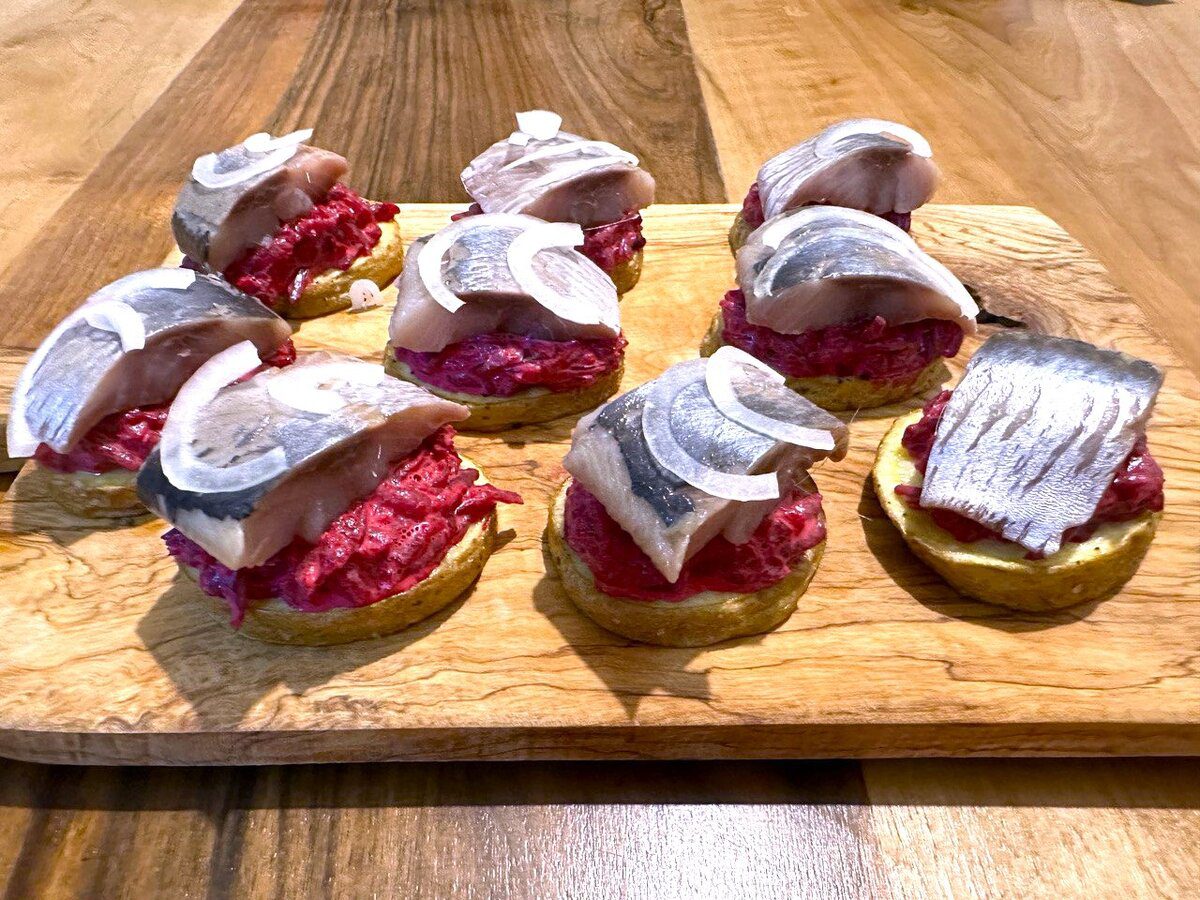 Кулінари розповіли, яку закуску приготувати до столу замість набридлого бурякового салату