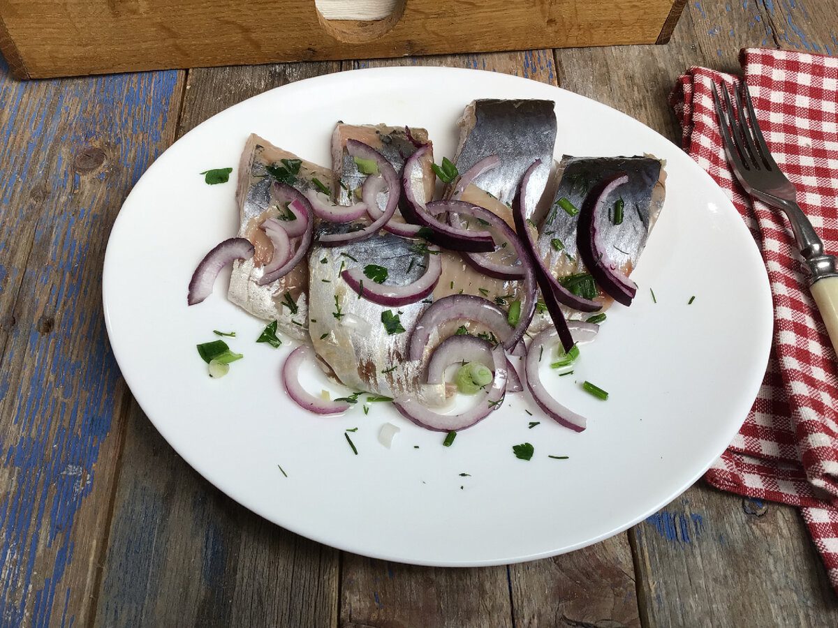 Кулінари розповіли, як приготувати смачний малосольний оселедець – проста закуска