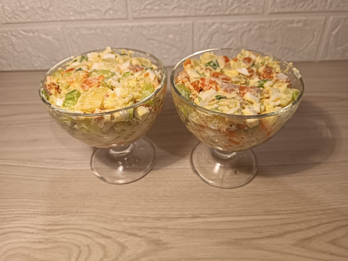 Кулінари розповіли, як приготувати смачний і насичений рибний салат до столу – рецепт