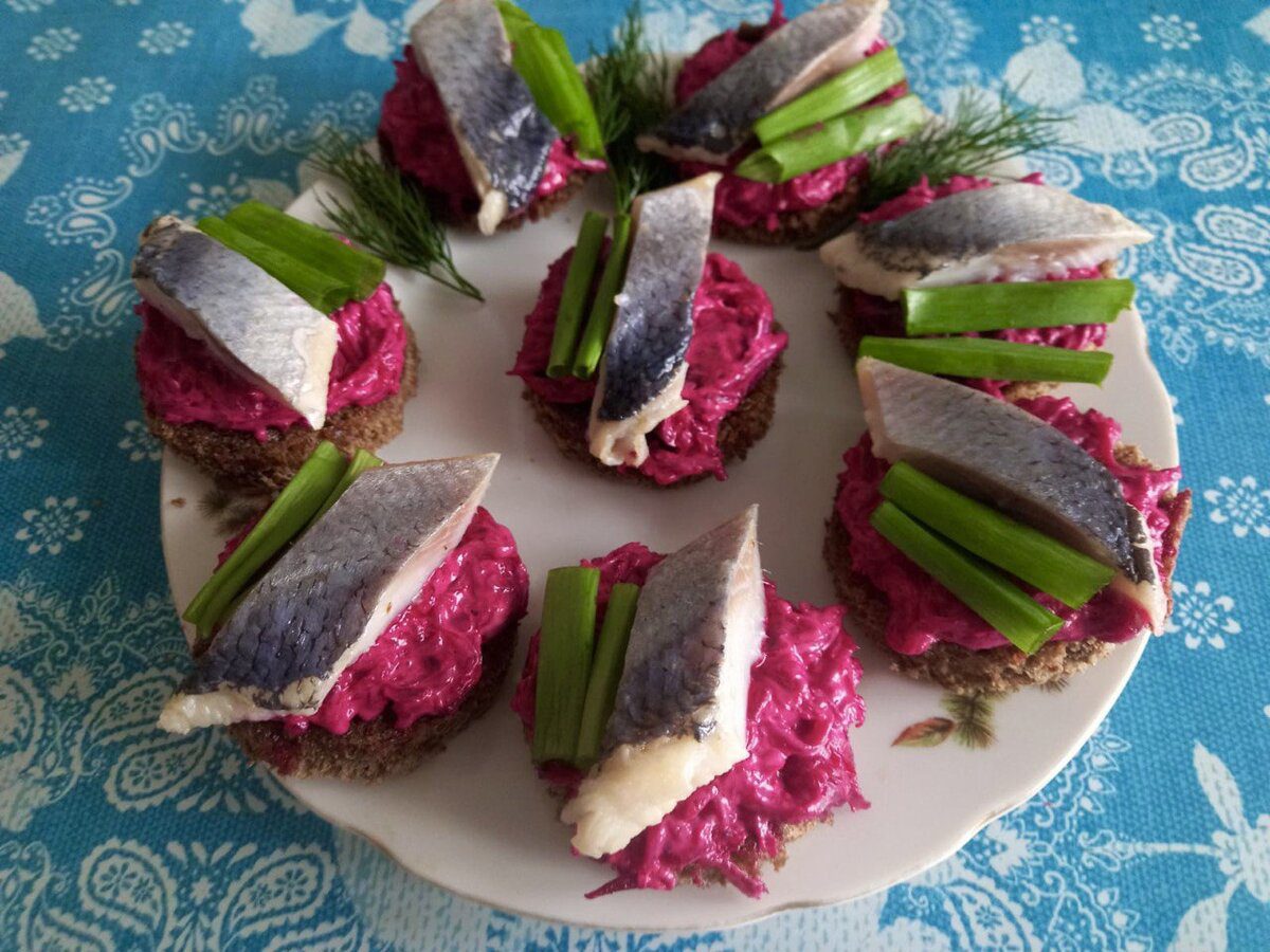 Кулінари розповіли, яку закуску приготувати до столу замість набридлого бурякового салату