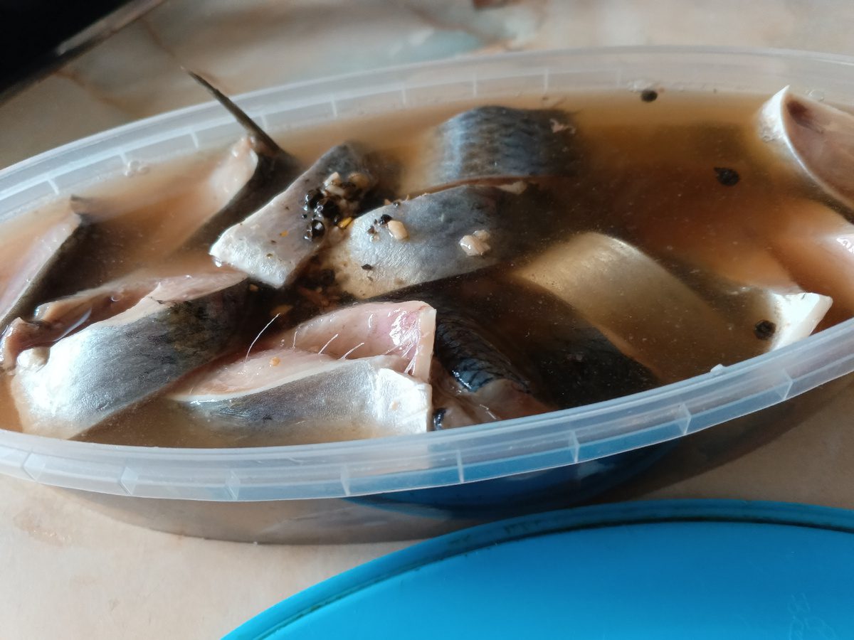 Кулінари розповіли, як приготувати смачний малосольний оселедець – проста закуска