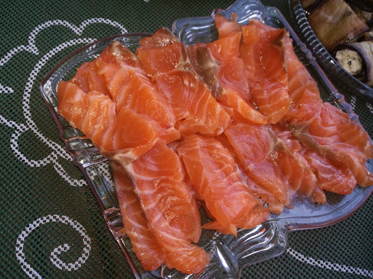 Кулінари розповіли, як приготувати смачну солону червону рибу до столу без брудного посуду