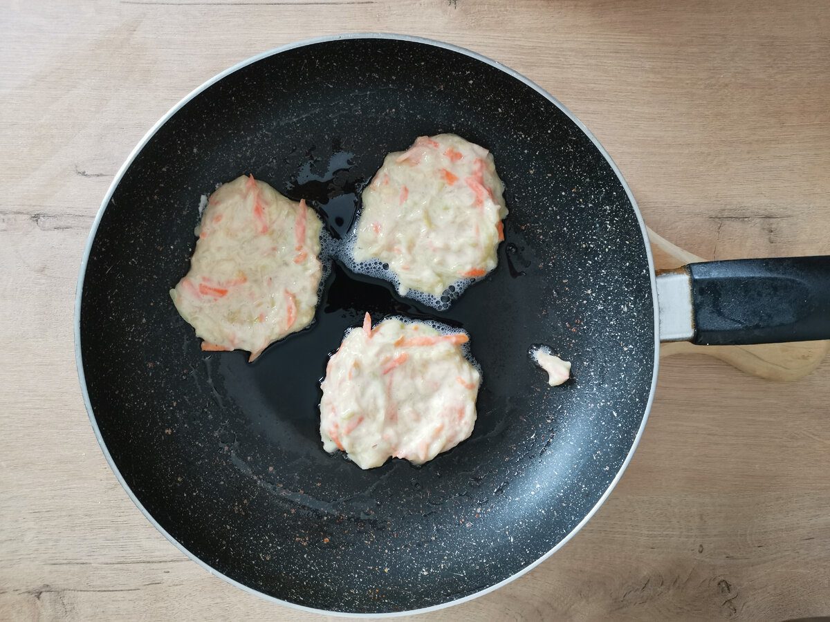 Експерти розповіли, як правильно готувати тісто на деруни, аби вони не розпадались на пательні