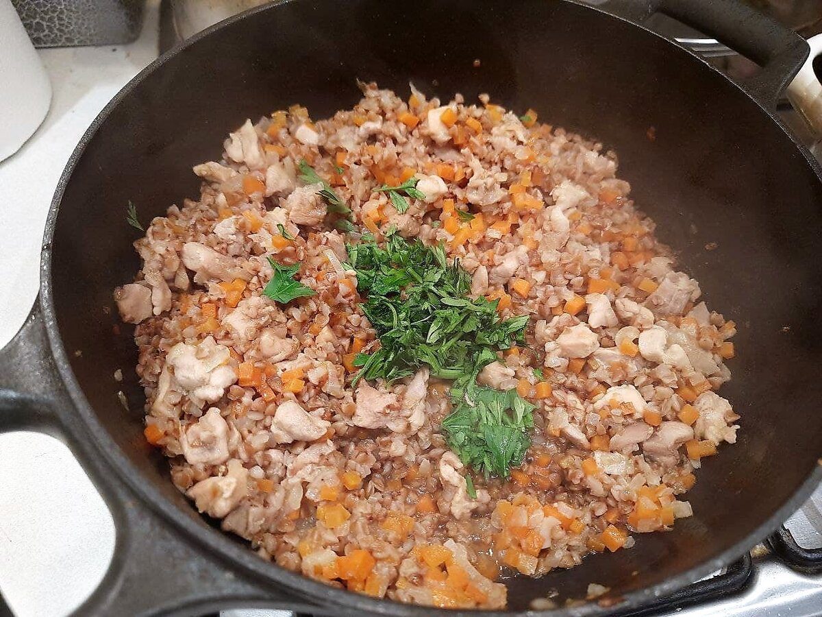 Кулінари розповіли, як приготувати смачну гречку із соковитим м'ясом на вечерю – рецепт