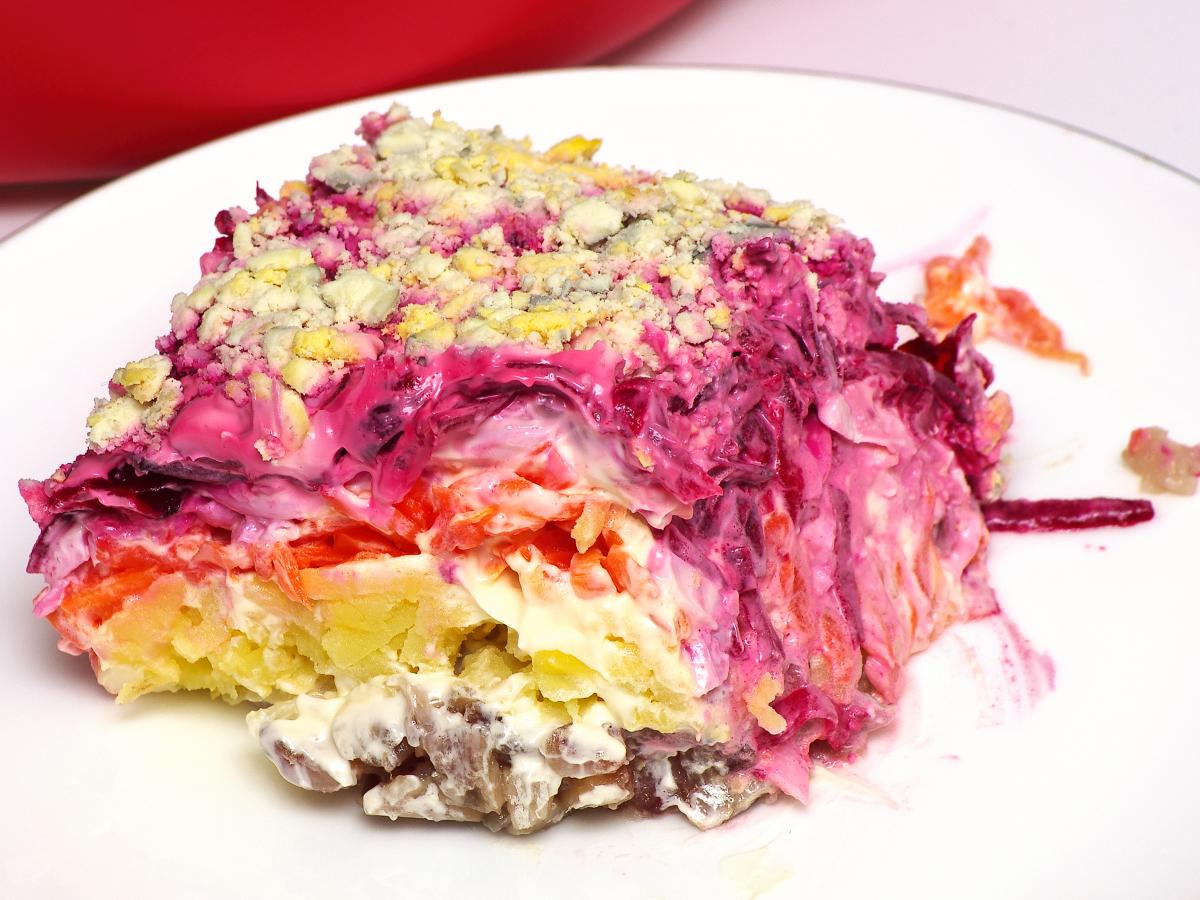 Кулінари розповіли, як приготувати смачний і корисний для щитовидної залози салат з буряка