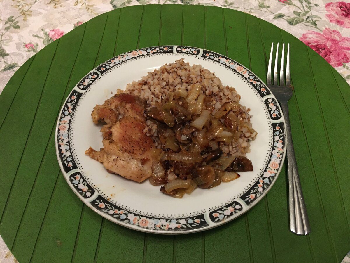 Кулінари розповіли, як приготувати смачну гречку із соковитим м'ясом на вечерю – рецепт