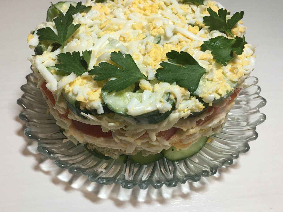 Кулінари розповіли, як приготувати смачний салат із куркою та плавленим сирком – рецепт