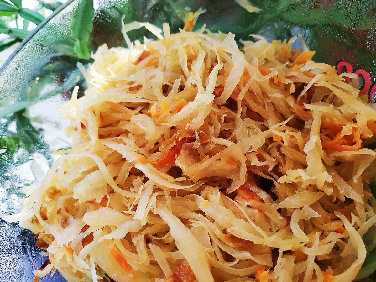 Кулінари розповіли, як приготувати тушковану капусту з яблуками та томатами