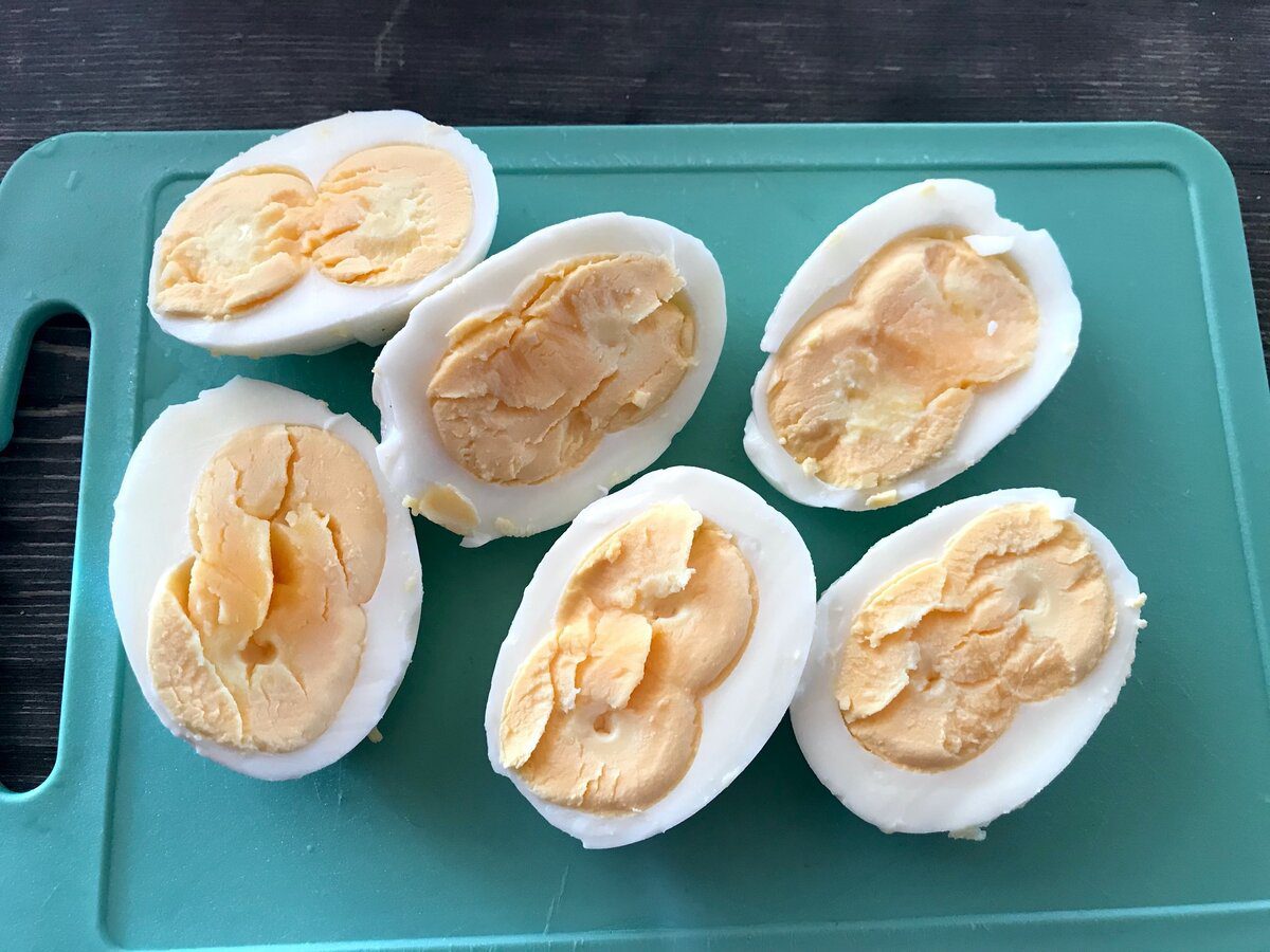 Кулінари розповіли, як приготувати смачні фаршировані яйця до святкового столу – рецепт
