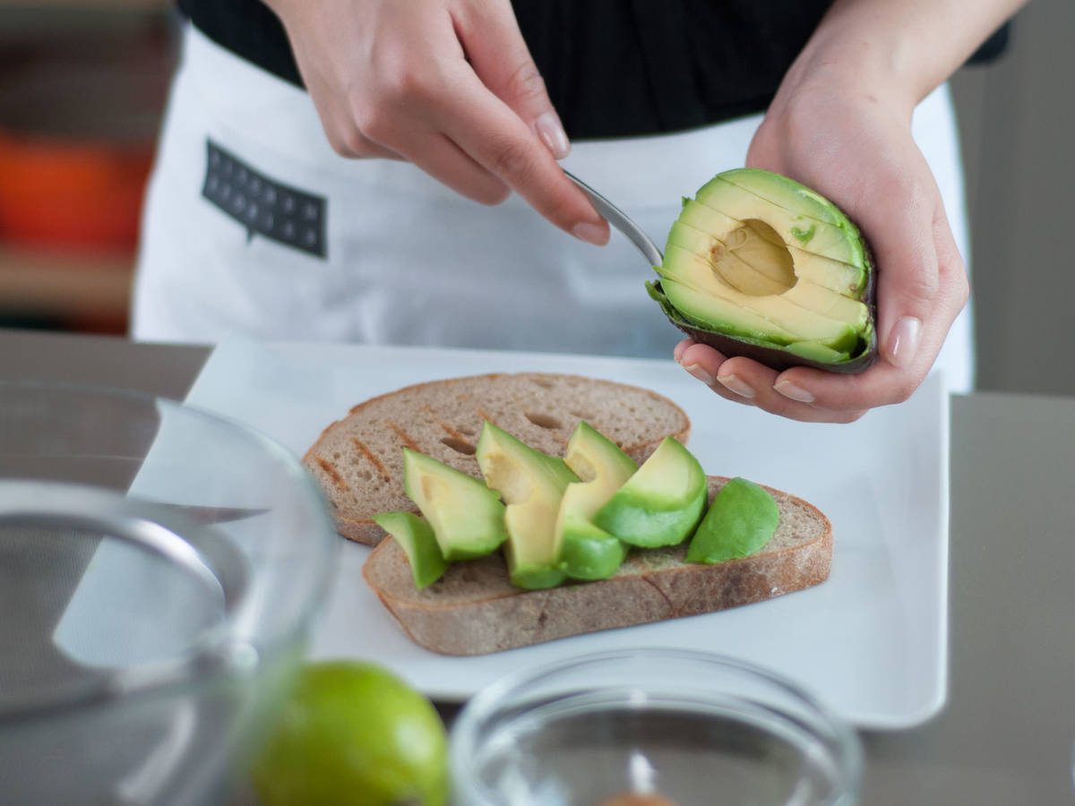 Кулінари розповіли, як приготувати смачні фаршировані яйця до святкового столу – рецепт