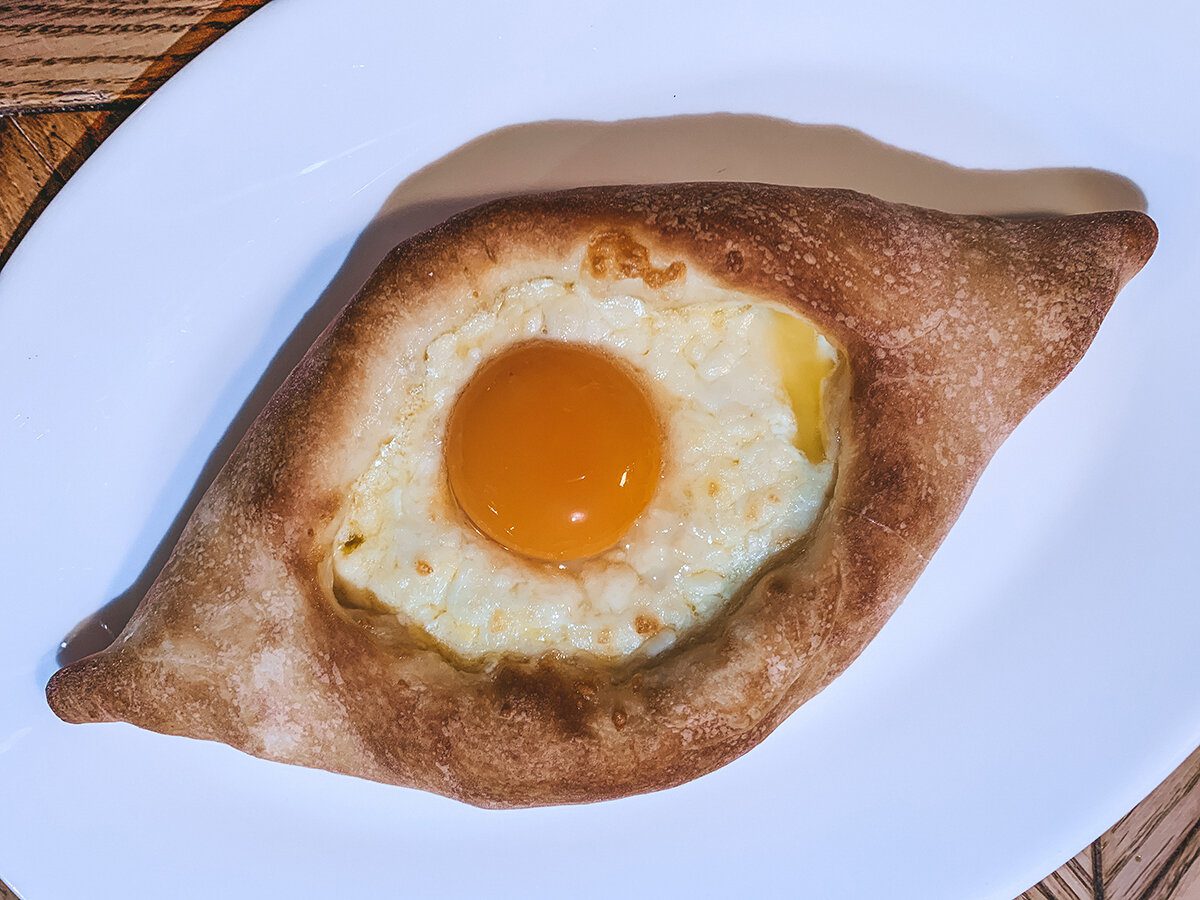 Кулінари розповіли, як приготувати смачне грузинське хачапурі у формі човника на власній кухні