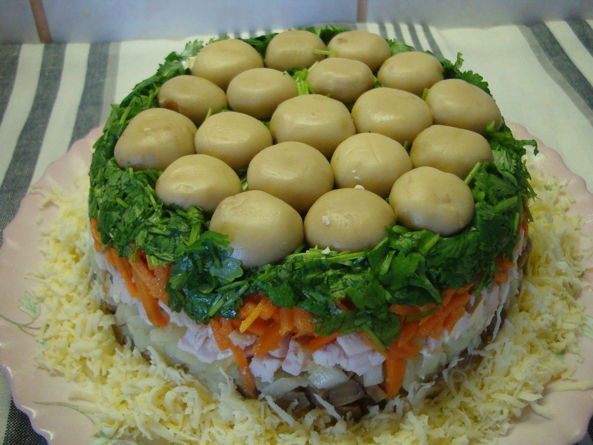 Кулінари розповіли, як приготувати смачний салат до Нового року замість застарілих рецептів