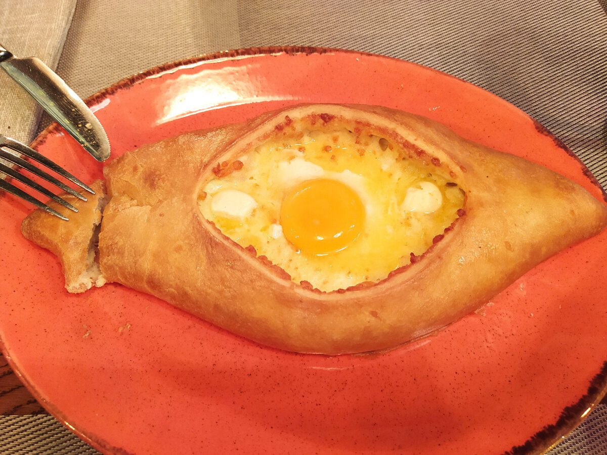 Кулінари розповіли, як приготувати смачне грузинське хачапурі у формі човника на власній кухні