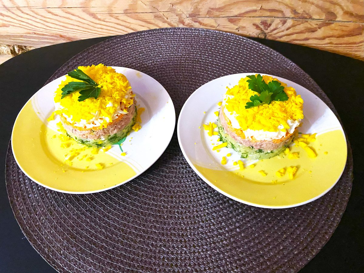 Кулінари розповіли, як приготувати смачний і насичений салат Мімоза за оновленим рецептом