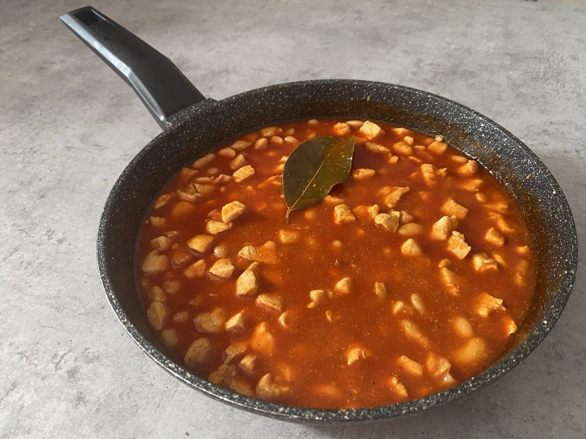 Кулінари розповіли, як швидко приготувати смачну курку з квасолею у томатному соусі