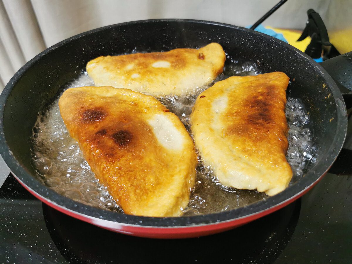 Кулінари розповіли, як приготувати смачні чебуреки з картоплі та м'яса – ситні та соковиті