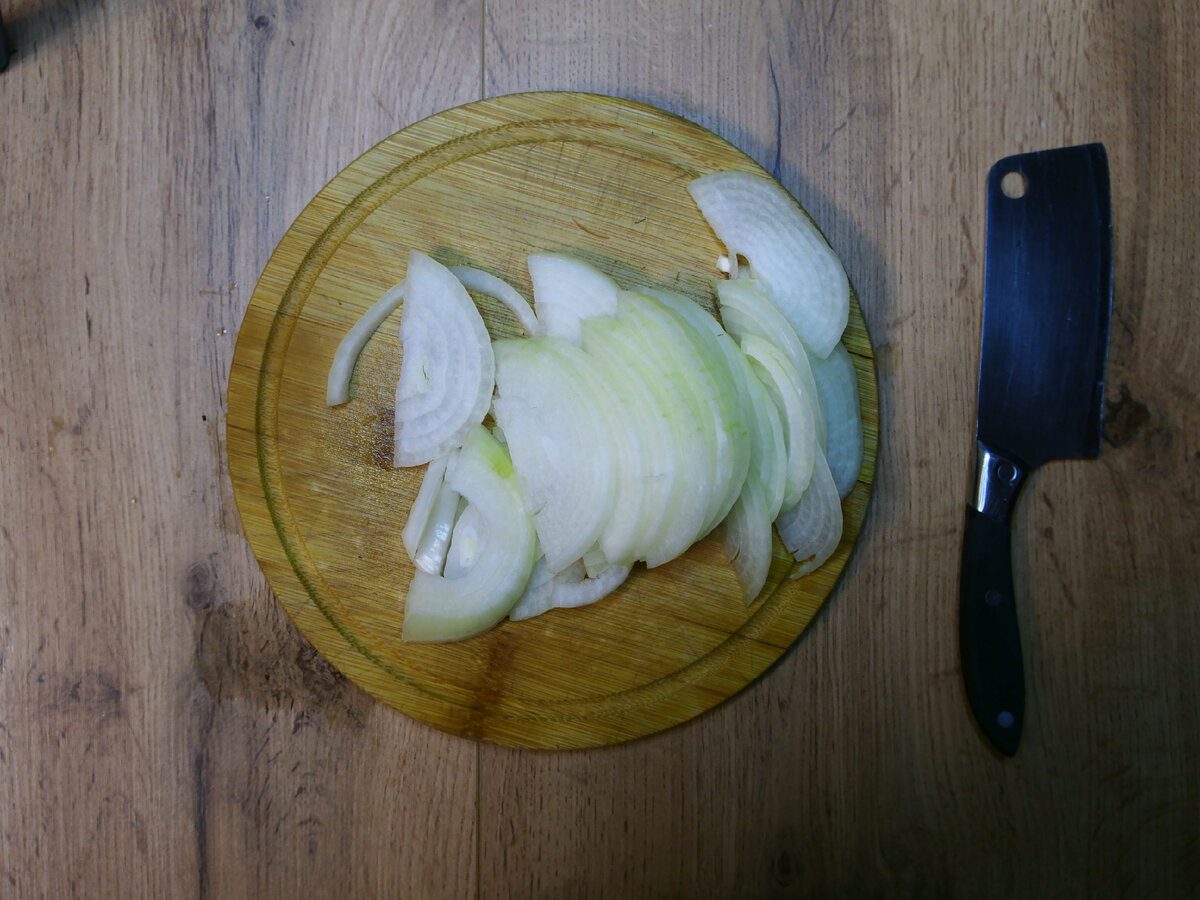 Експерти розповіли, що зробити із цибулею на салат, аби вона не гірчила і добре смакувала