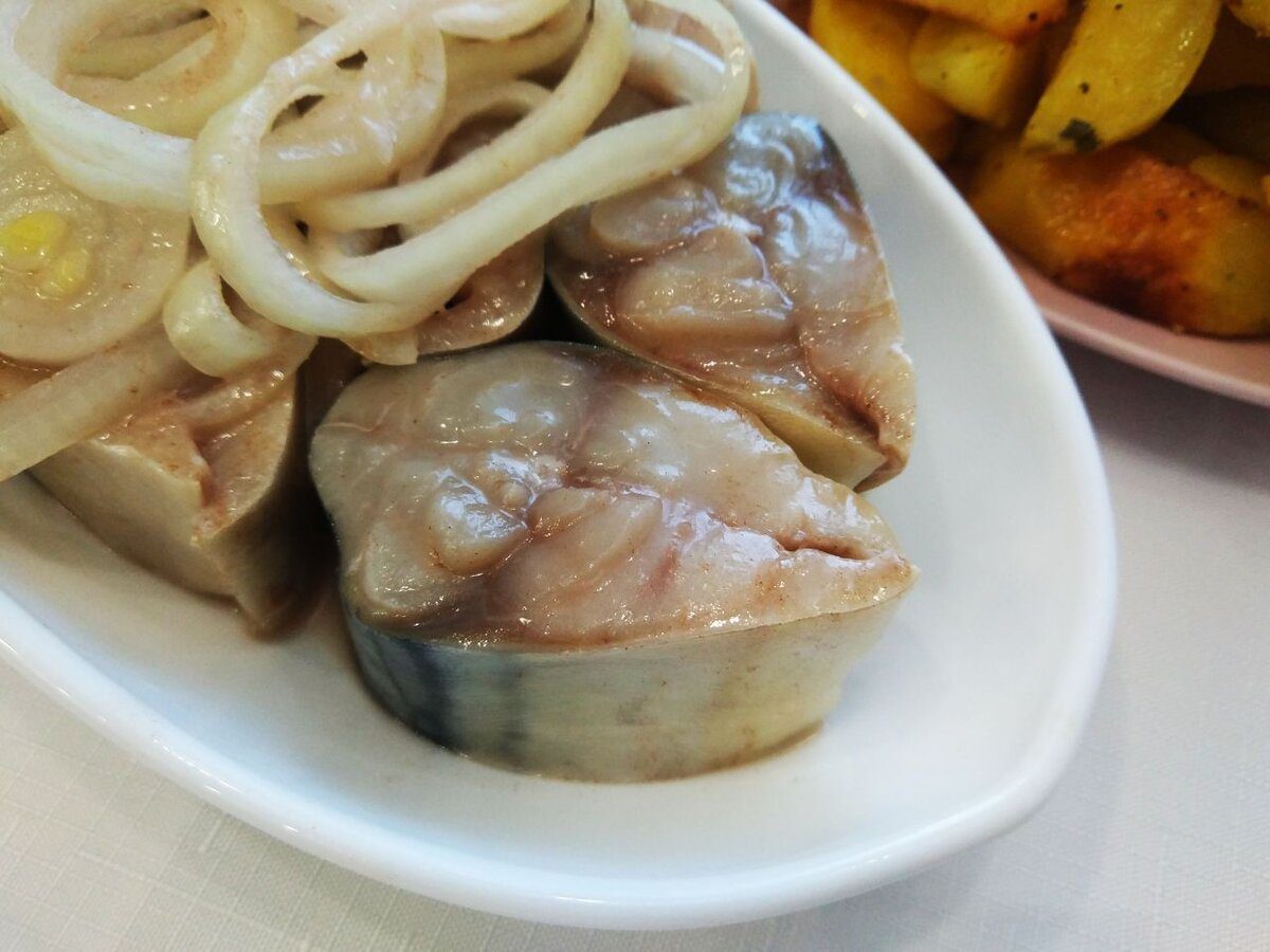 Господині розповіли, як смачно приготувати солону скумбрію в домашніх умовах – швидко та просто