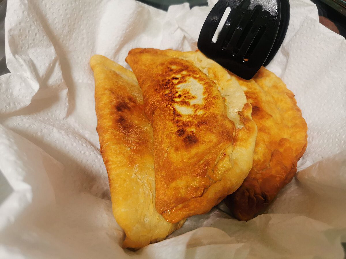 Кулінари розповіли, як приготувати смачні чебуреки з картоплі та м'яса – ситні та соковиті