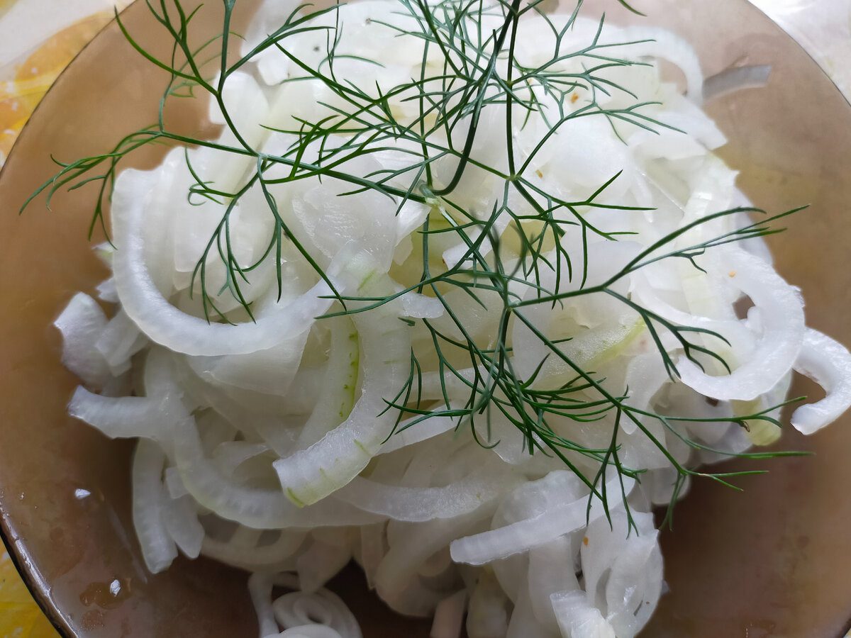 Експерти розповіли, що зробити із цибулею на салат, аби вона не гірчила і добре смакувала