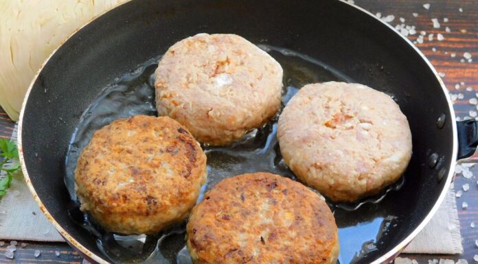 Перед смаженням котлети обвалюю не у сухарях, а у 2 ложках цього: олія не летить по всій кухні Господиня розповіла, як смажити котлети, аби вони не бризкали олією