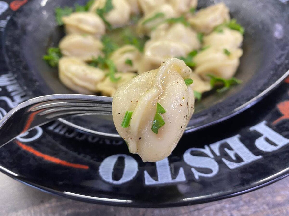 Кулінари поділились незвичайним рецептом вареників і пельменів без варіння у воді – швидко й просто