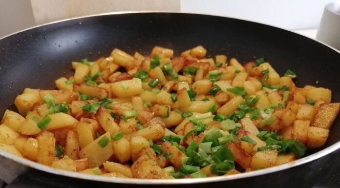 Ось це потрібно класти, аби смажена картопля вийшла ідеально: 1 продукт, що змінює смак на всі 180 градусів Господиня розповіла, що додати до смаженої картоплі для кращого смаку