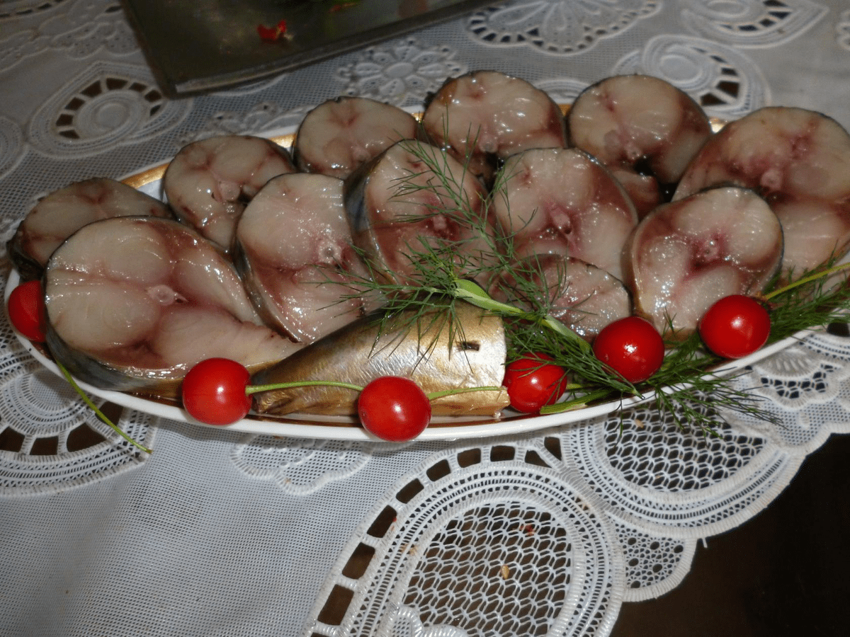 Кулінари розповіли, як приготувати смачну солону скумбрію швидко та без особливого клопоту