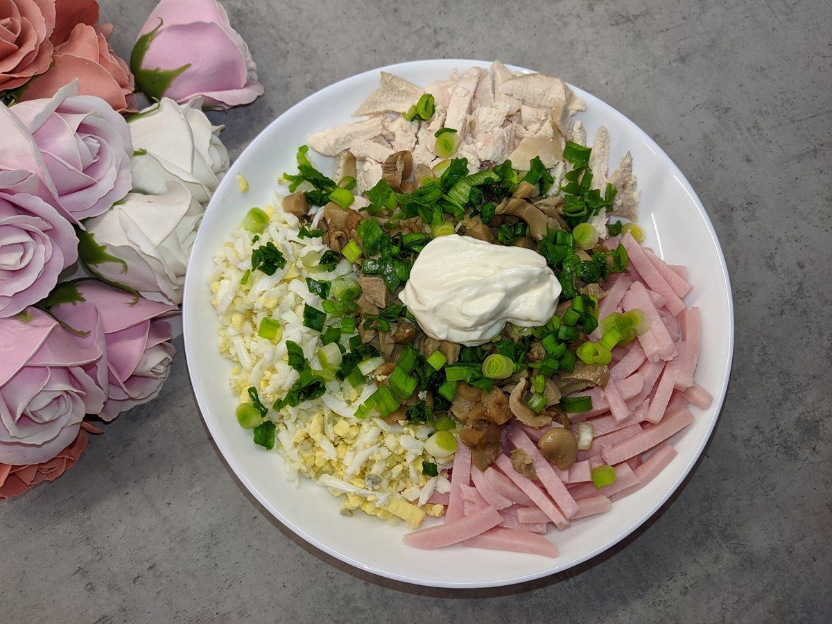 Салат з ковбасою та яйцями