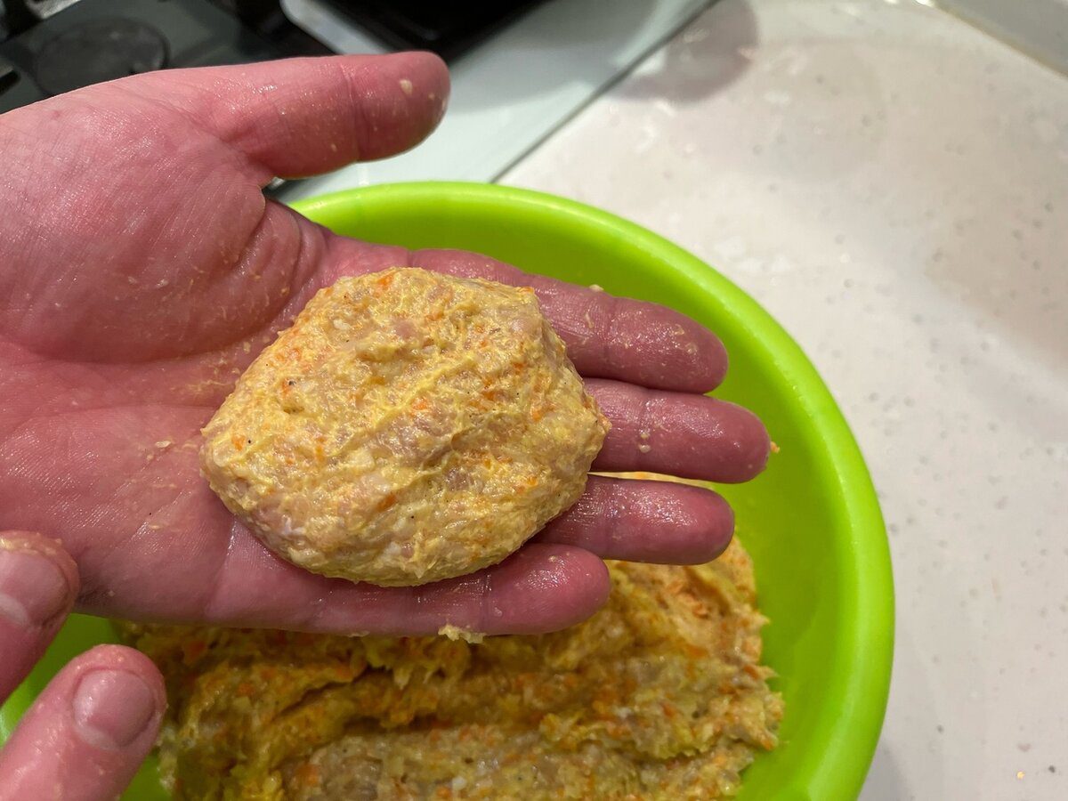 Експерти у галузі кулінарії поділились рецептом смачних і соковитих котлет із додаванням сала