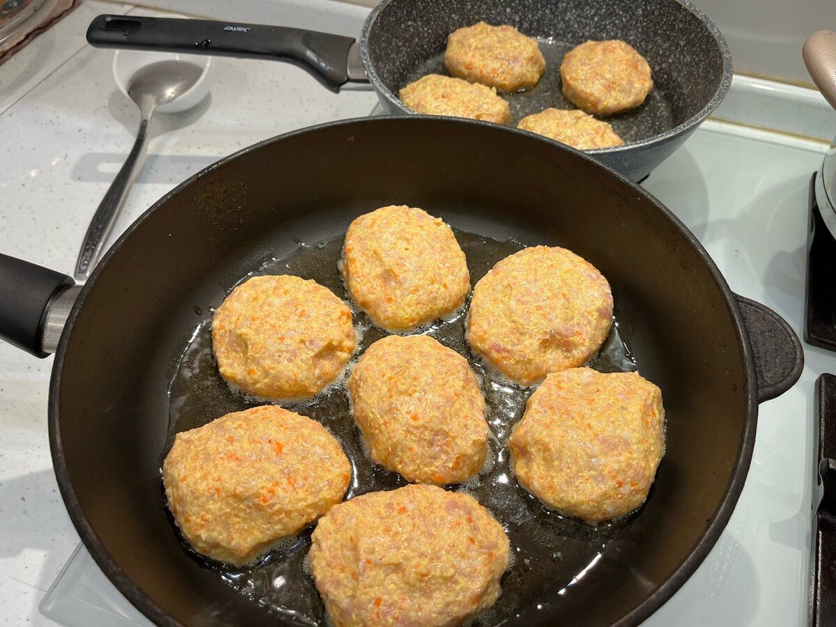 Експерти у галузі кулінарії поділились рецептом смачних і соковитих котлет із додаванням сала