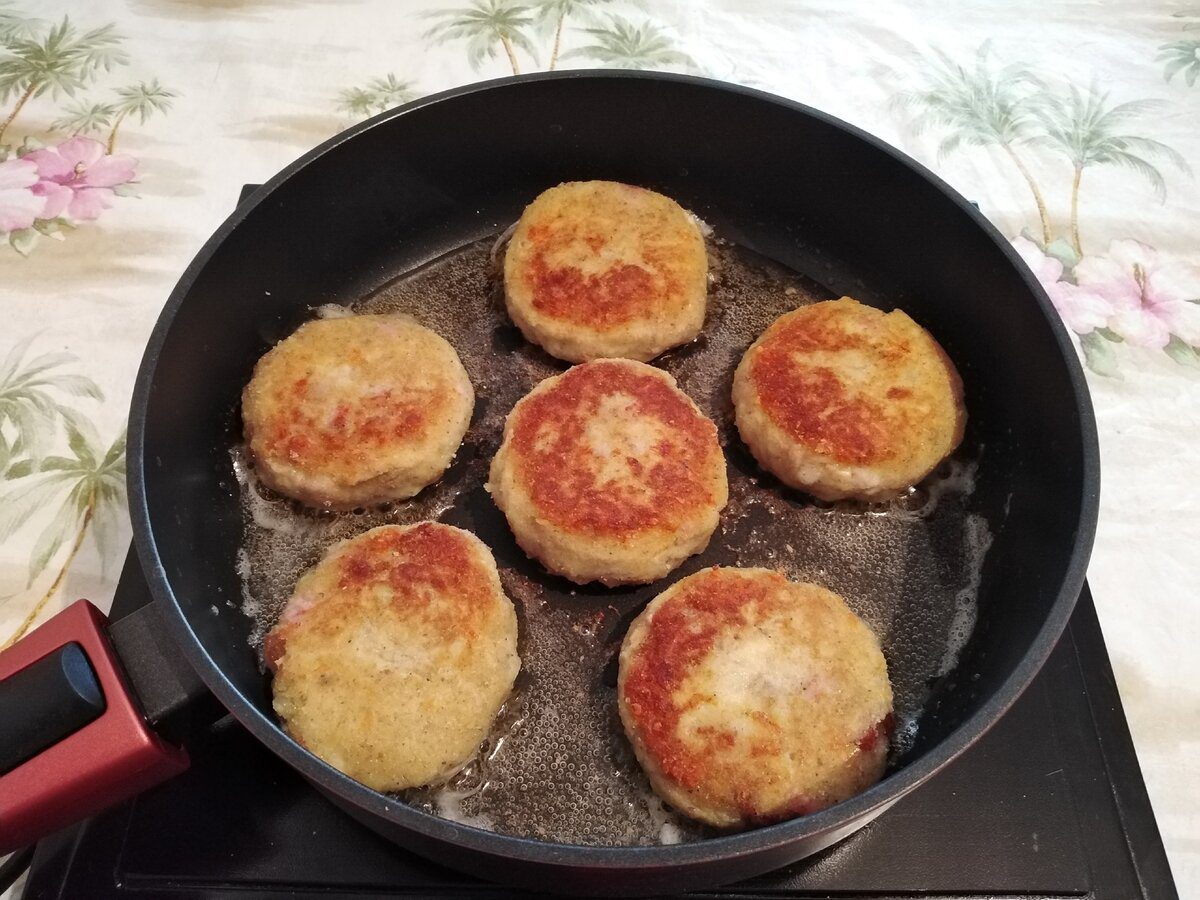 Кулінари розповіли, як приготувати смачні котлети з мінімальної кількості фаршу – рецепт