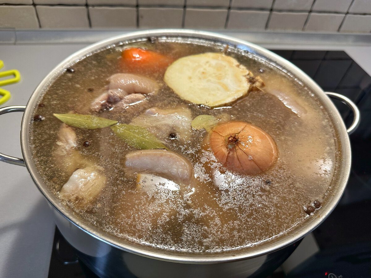 Господині розповіли, як приготувати смачний холодець, який точно застигне у кожного