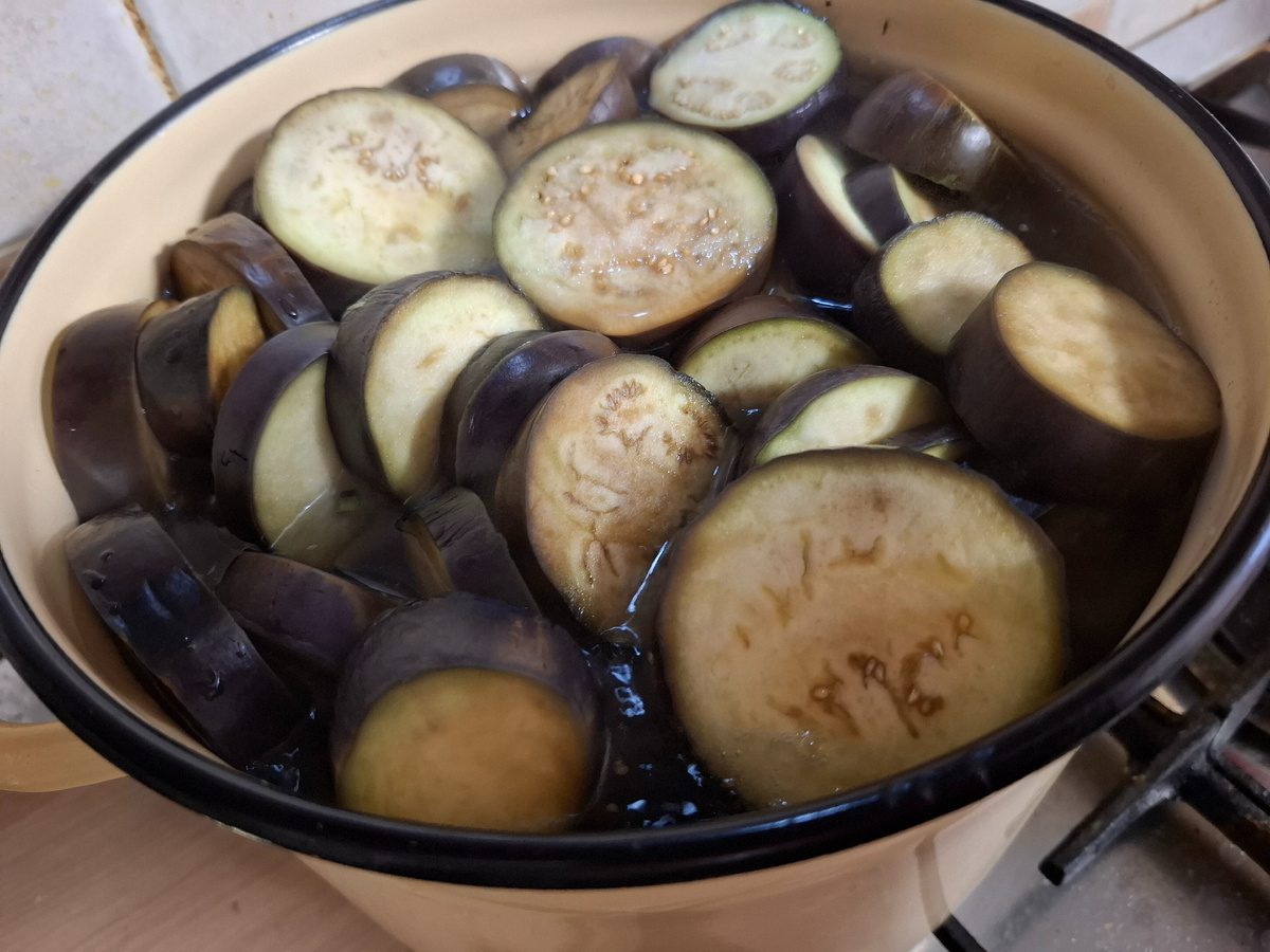 Експерти розповіли, як швидко приготувати смачні мариновані баклажани з доступних продуктів