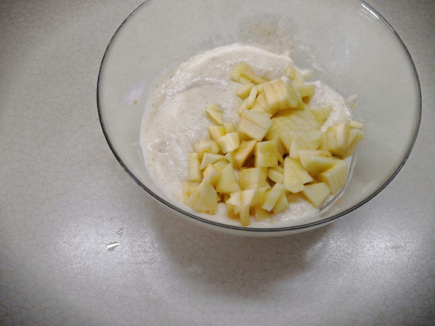 Кулінари розповіли, як приготувати смачну яблучну шарлотку без духовки в мікрохвильовці