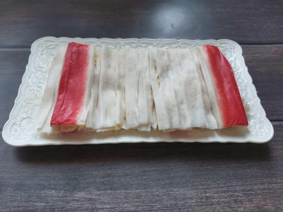 Експерти розповіли, як приготувати смачний торт із крабових паличок до святкового столу