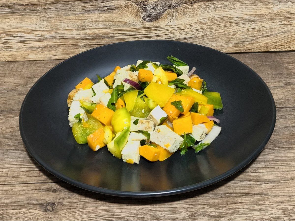 Кулінари розповіли, як приготувати салат із гарбузом до столу – додайте курку та горішки