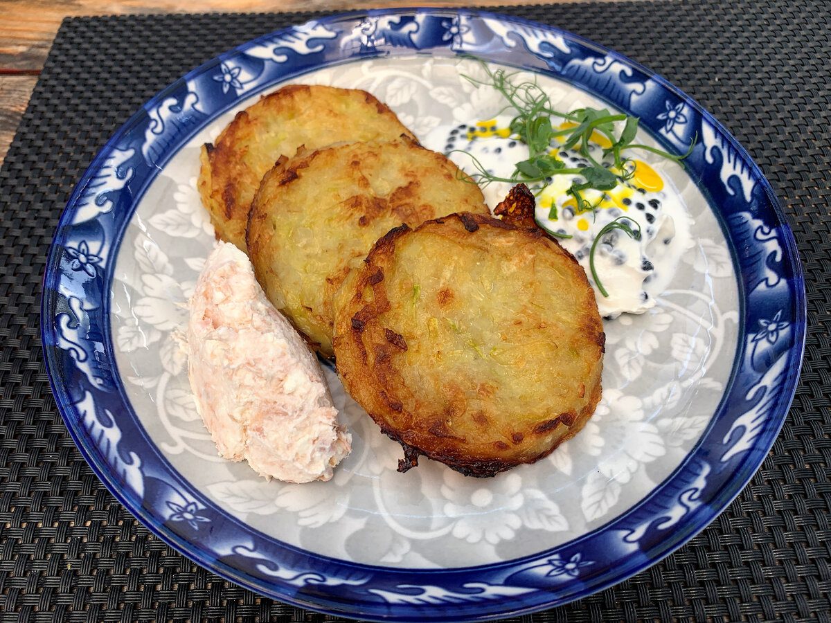Кулінари розповіли, як приготувати смачні картопляні оладки з додаванням курячого м'яса