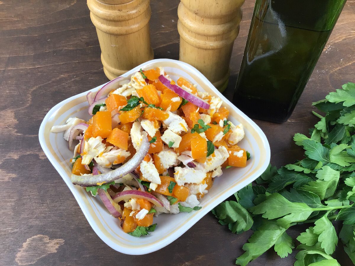 Кулінари розповіли, як приготувати салат із гарбузом до столу – додайте курку та горішки