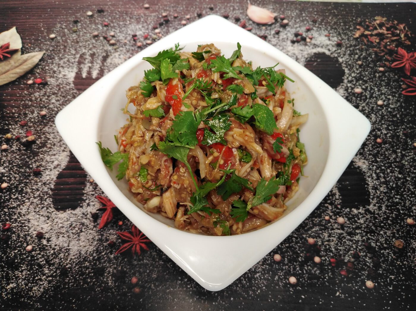 Кулінари розповіли, як приготувати смачний грузинський салат із куркою та баклажанами