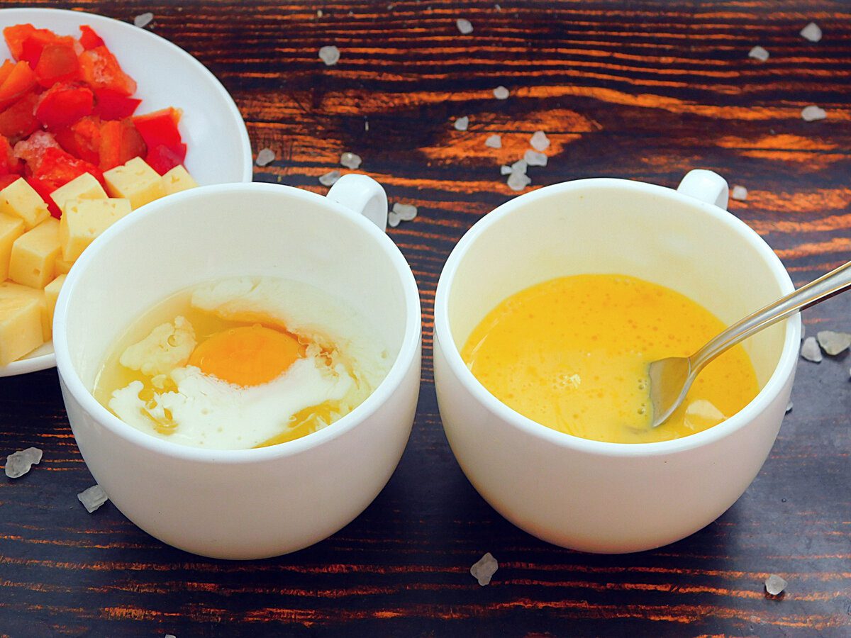 Кулінари розповіли, як приготувати смачний омлет у чашці просто та швидко – рецепт