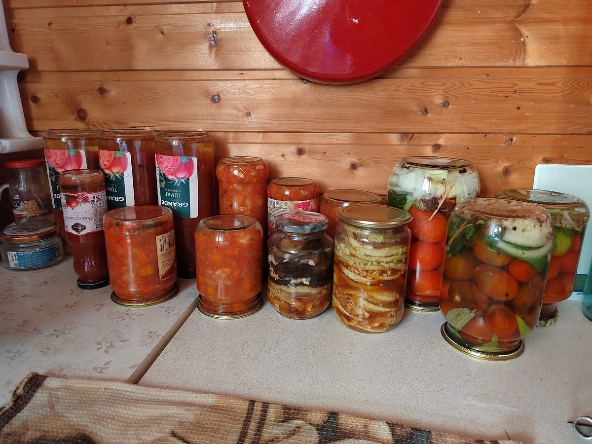 Експерти розповіли, як зберігати заготівлі на зиму у квартирі без погреба та холодильника