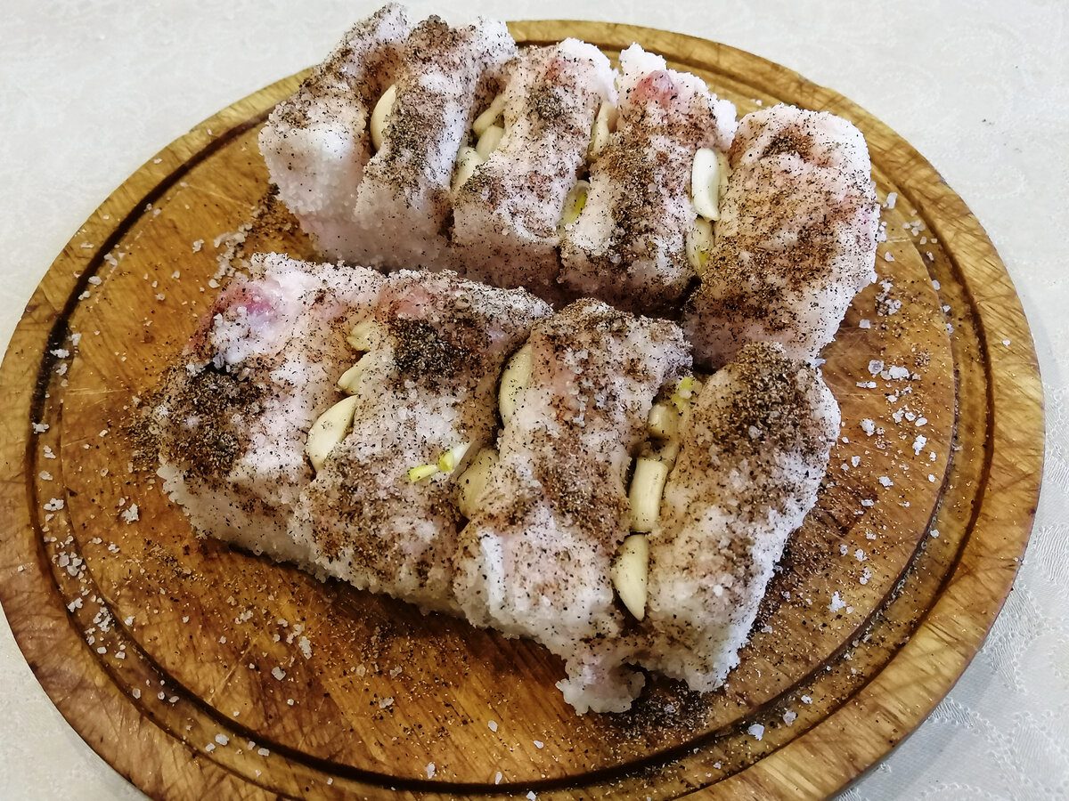 Кулінари розповіли, як просто й швидко приготувати запечене сало в домашніх умовах – рецепт