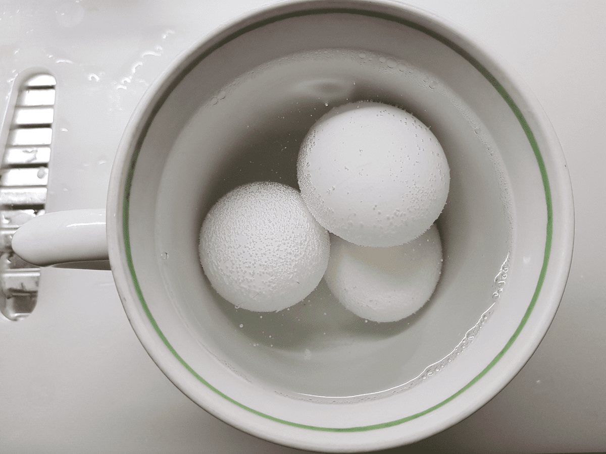 Експерти розповіли, як швидко та без клопоту очистити курячі яйця від шкаралупи – поради