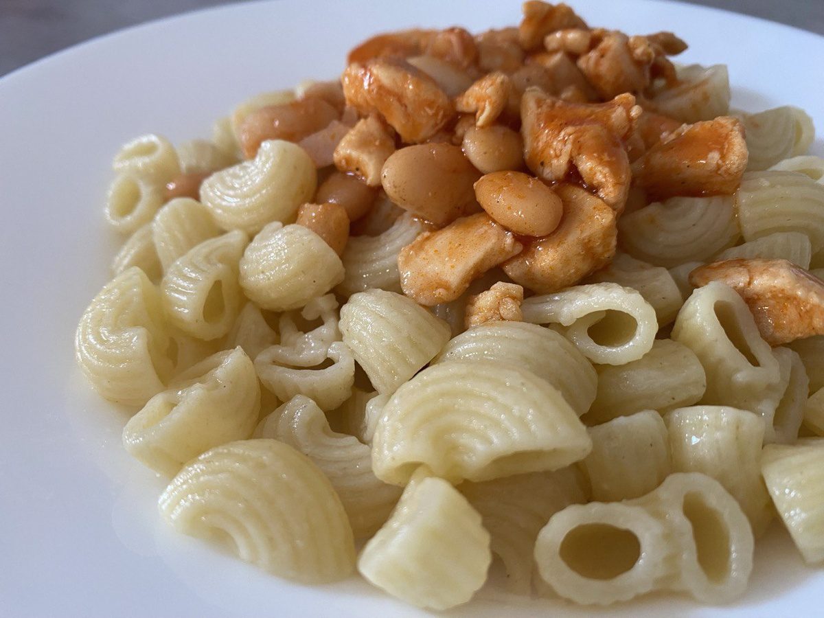 Кулінари розповіли, як швидко приготувати смачну курку з квасолею у томатному соусі