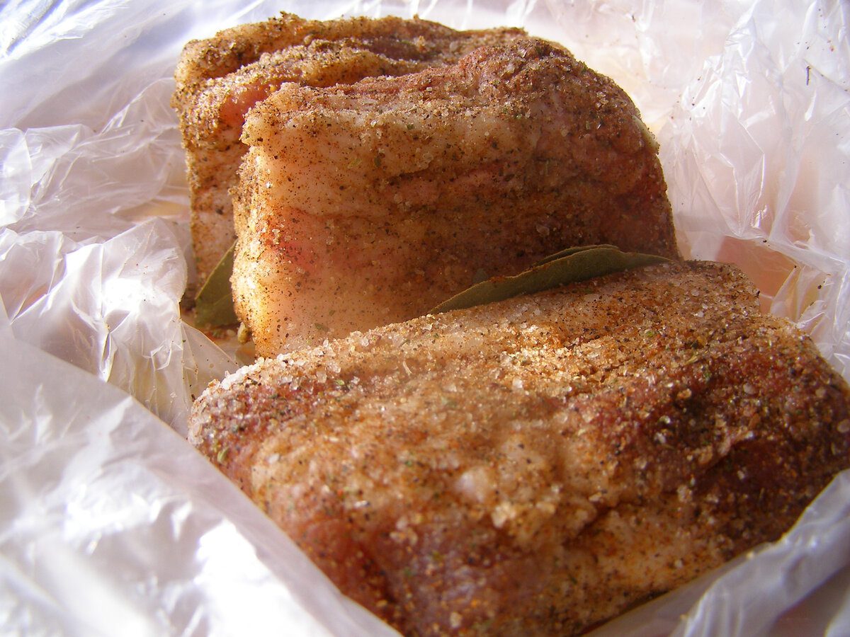 Кулінари розповіли, як просто й швидко приготувати запечене сало в домашніх умовах – рецепт